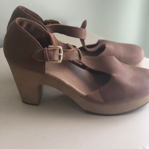 Old Navy T strap clog